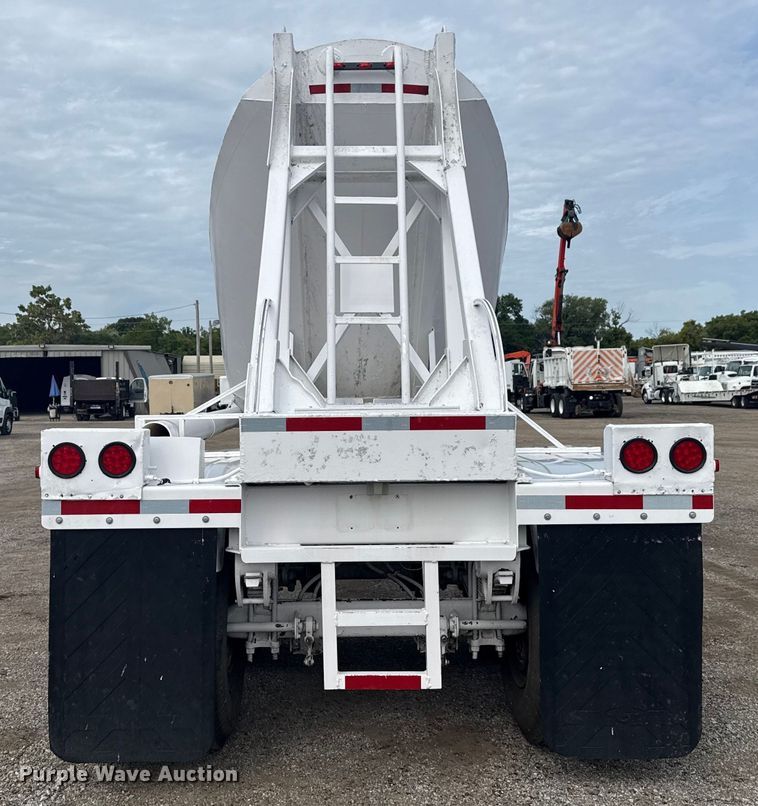 image for item NU9577 1978 Pullman Trailmobile pneumatic dry bulk trailer