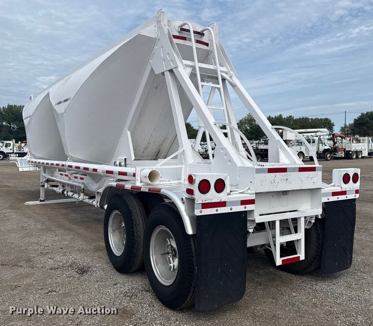 image for item NU9577 1978 Pullman Trailmobile pneumatic dry bulk trailer