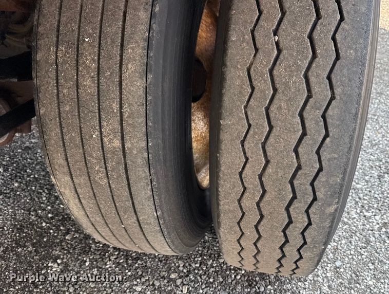 image for item NU9588 2008 Trailmobile dry van trailer