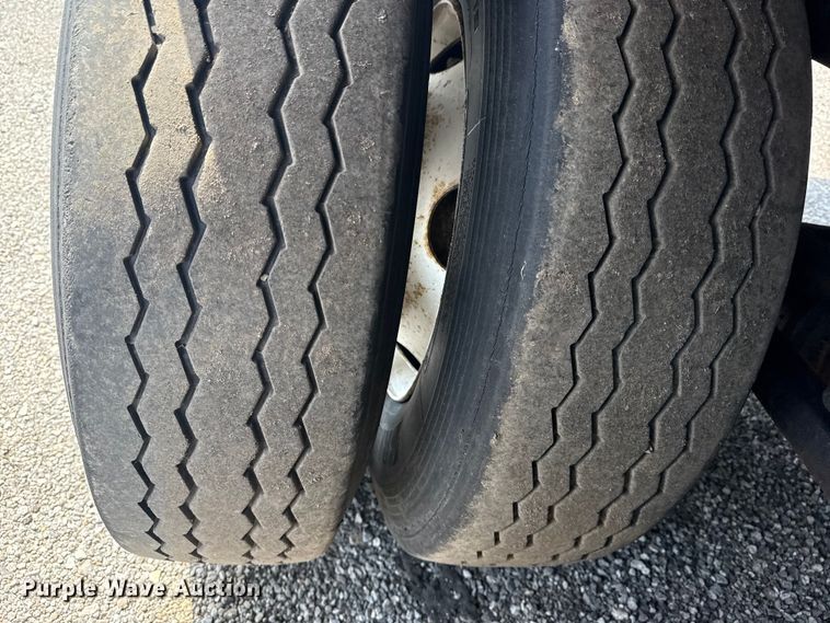 image for item NU9588 2008 Trailmobile dry van trailer