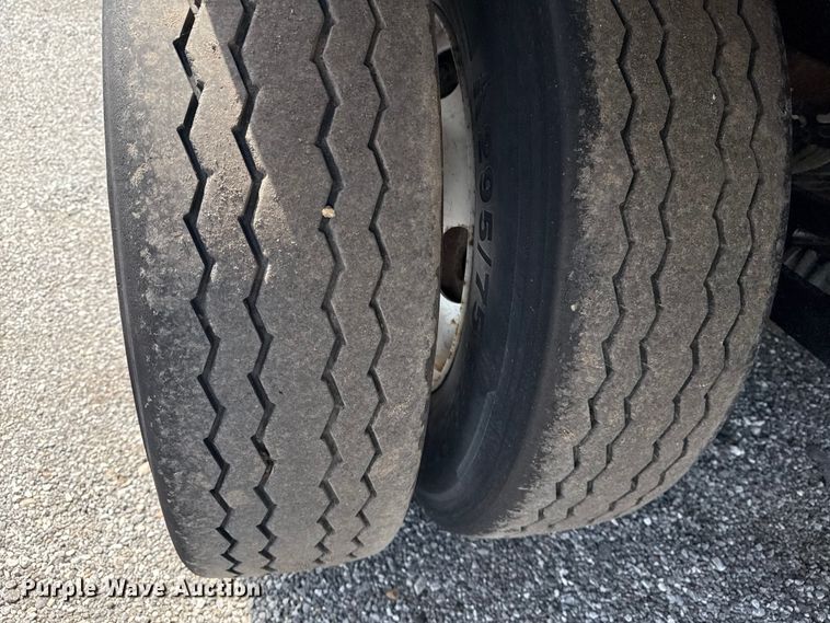 image for item NU9588 2008 Trailmobile dry van trailer