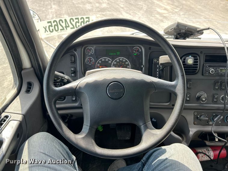 image for item YA0541 2017 Freightliner Business Class M2 box truck