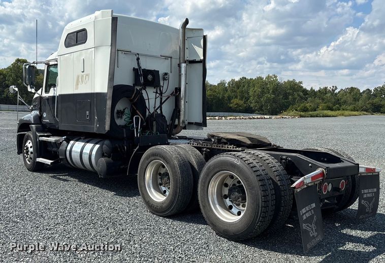 image for item YA0549 2016 Mack CHU613 semi truck