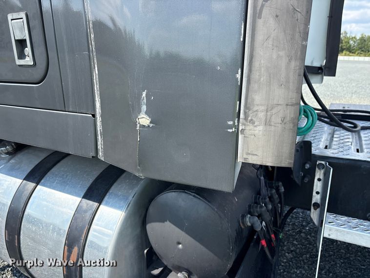 image for item YA0549 2016 Mack CHU613 semi truck