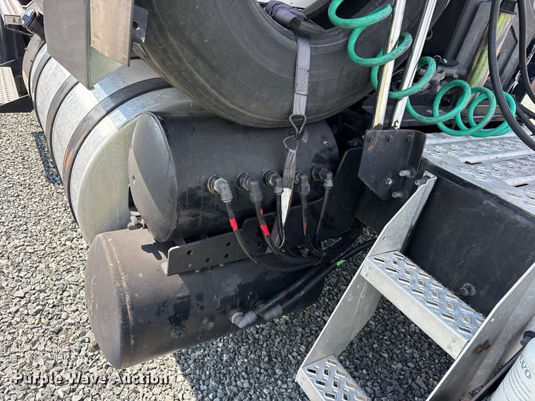 image for item YA0549 2016 Mack CHU613 semi truck