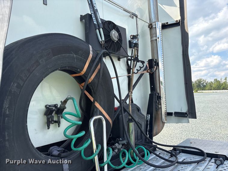 image for item YA0549 2016 Mack CHU613 semi truck