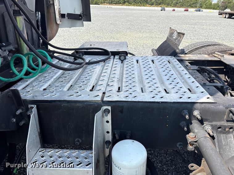 image for item YA0549 2016 Mack CHU613 semi truck