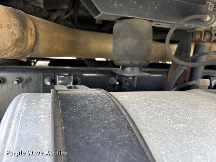 image for item YA0549 2016 Mack CHU613 semi truck