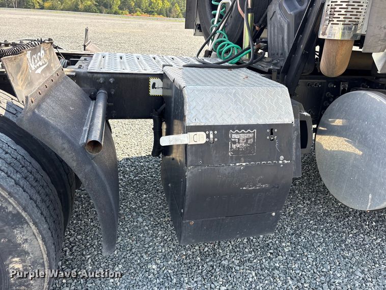 image for item YA0549 2016 Mack CHU613 semi truck