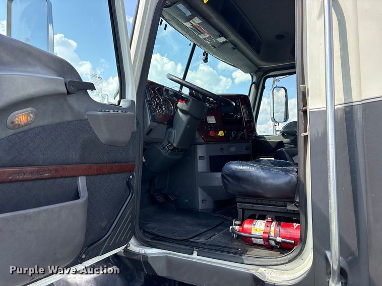 image for item YA0549 2016 Mack CHU613 semi truck