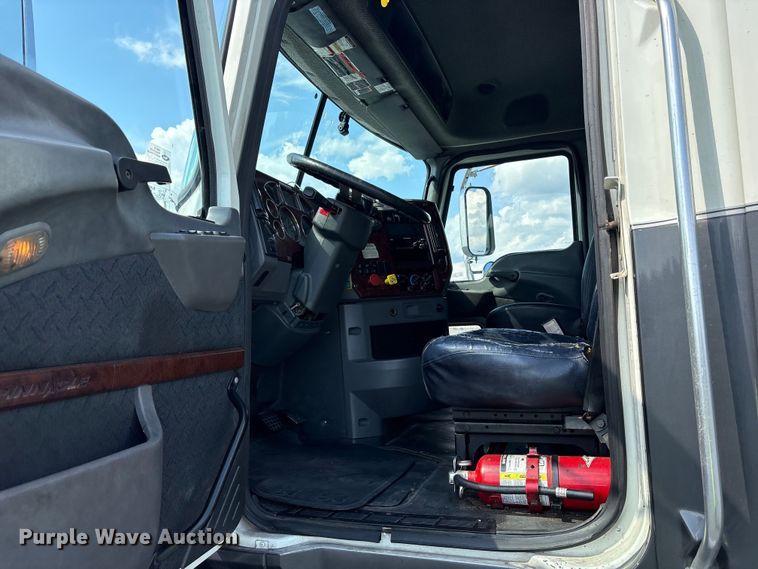 image for item YA0549 2016 Mack CHU613 semi truck