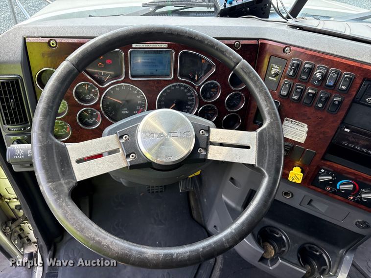 image for item YA0549 2016 Mack CHU613 semi truck