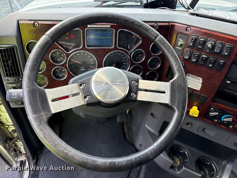 image for item YA0549 2016 Mack CHU613 semi truck