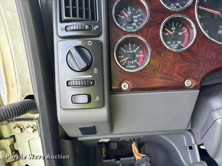 image for item YA0549 2016 Mack CHU613 semi truck