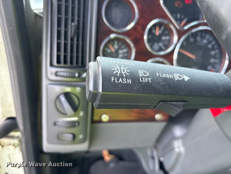 image for item YA0549 2016 Mack CHU613 semi truck