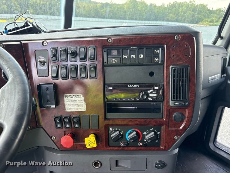 image for item YA0549 2016 Mack CHU613 semi truck