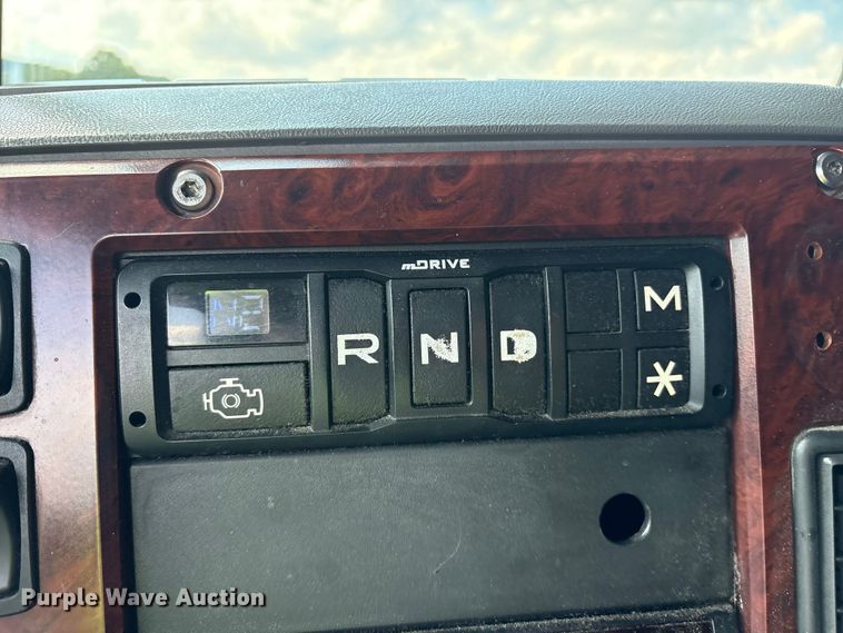 image for item YA0549 2016 Mack CHU613 semi truck