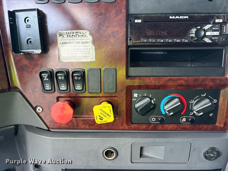 image for item YA0549 2016 Mack CHU613 semi truck