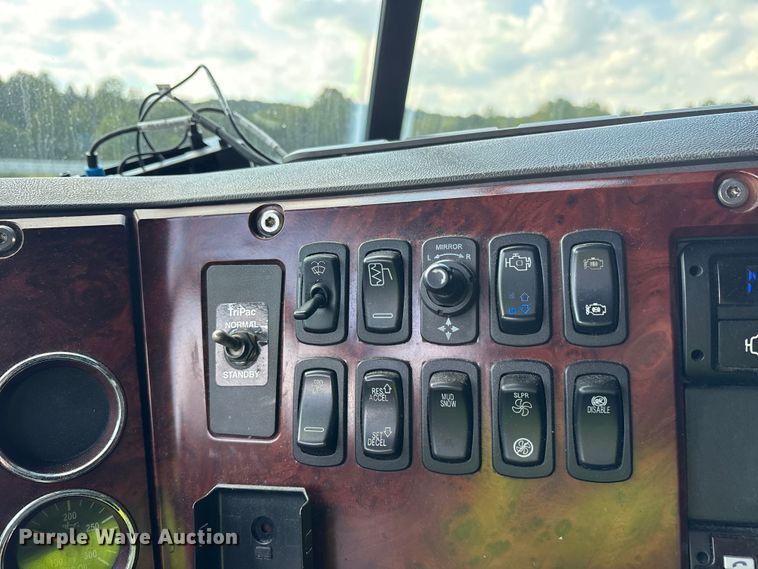 image for item YA0549 2016 Mack CHU613 semi truck