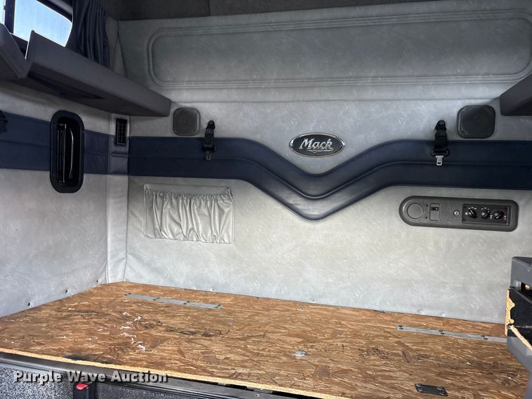 image for item YA0549 2016 Mack CHU613 semi truck