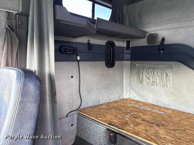 image for item YA0549 2016 Mack CHU613 semi truck