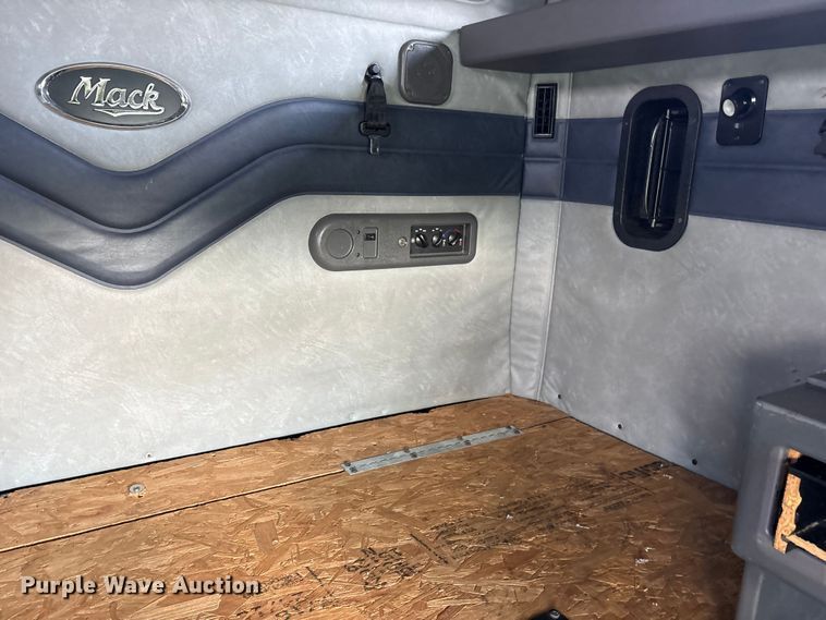 image for item YA0549 2016 Mack CHU613 semi truck