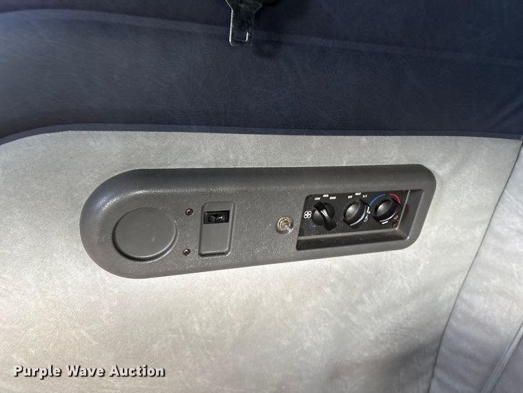 image for item YA0549 2016 Mack CHU613 semi truck