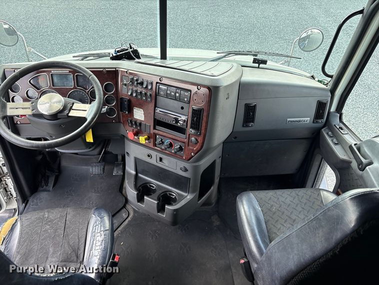 image for item YA0549 2016 Mack CHU613 semi truck