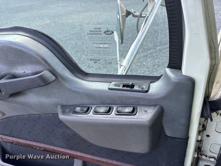 image for item YA0549 2016 Mack CHU613 semi truck