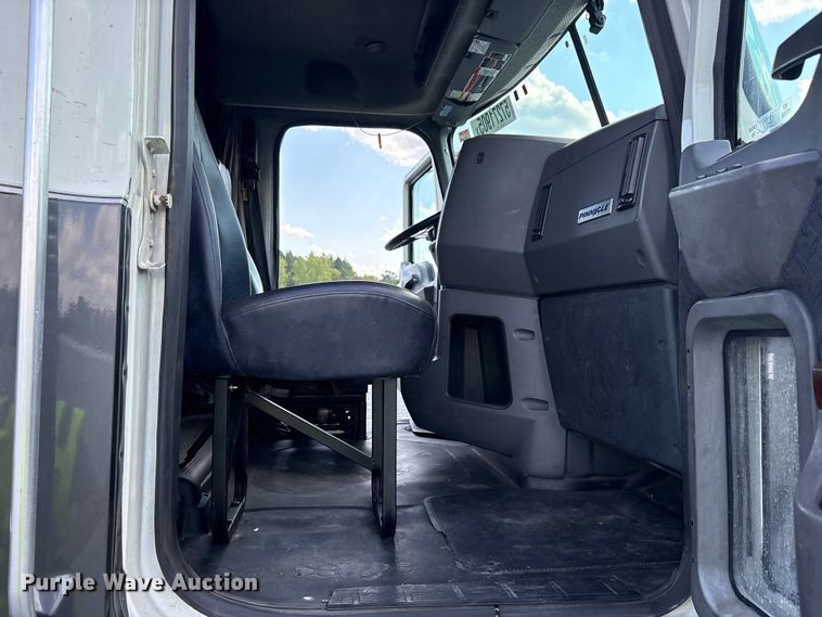 image for item YA0549 2016 Mack CHU613 semi truck