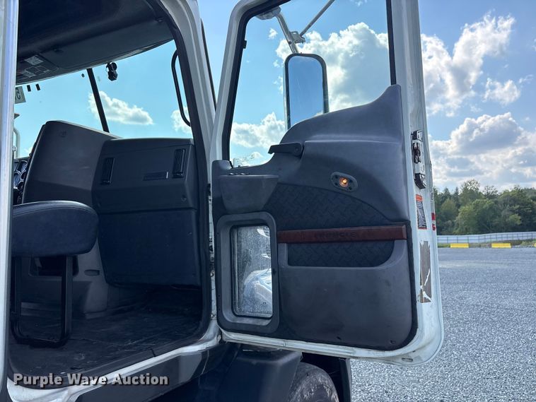 image for item YA0549 2016 Mack CHU613 semi truck