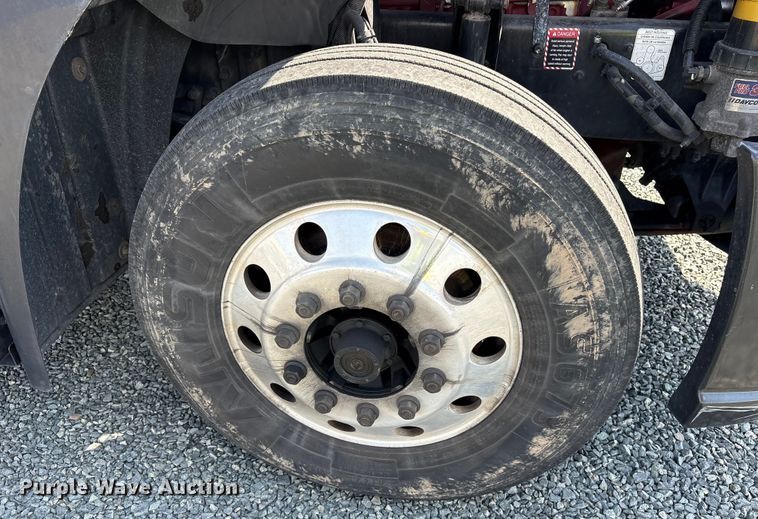 image for item YA0549 2016 Mack CHU613 semi truck