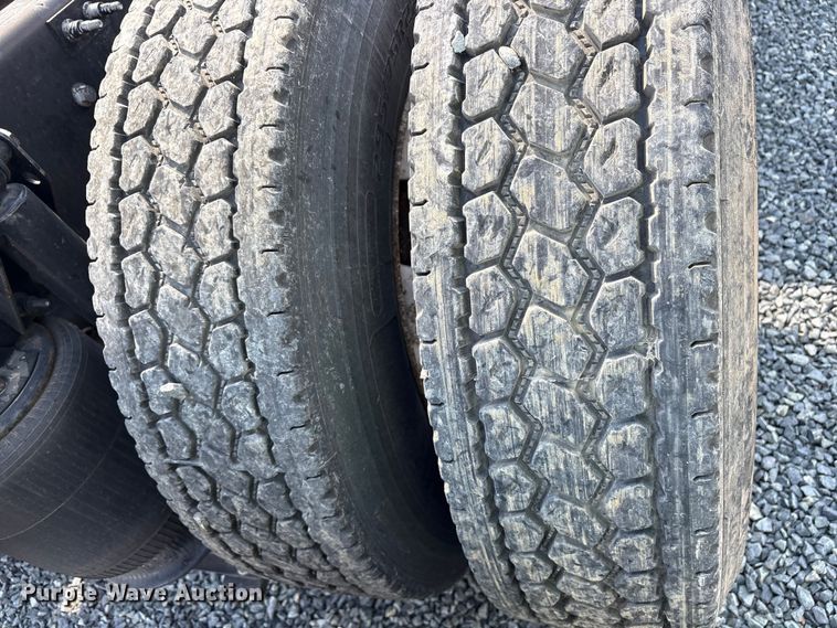 image for item YA0549 2016 Mack CHU613 semi truck