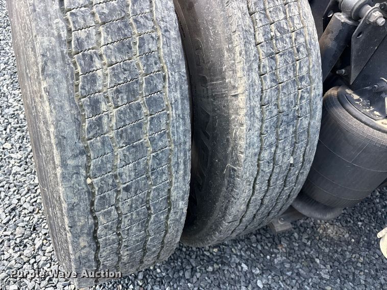 image for item YA0549 2016 Mack CHU613 semi truck