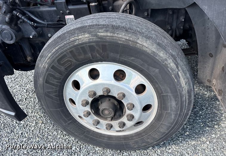 image for item YA0549 2016 Mack CHU613 semi truck