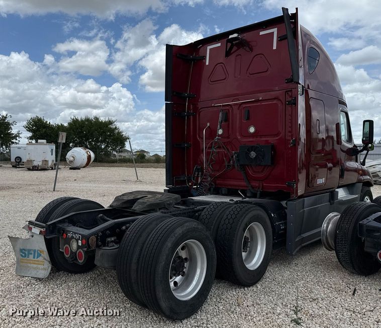 image for item YA0648 2018 Freightliner Cascadia 125 semi truck