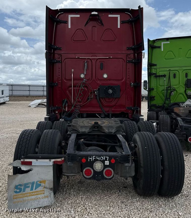 image for item YA0648 2018 Freightliner Cascadia 125 semi truck