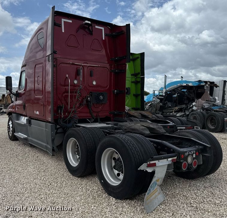 image for item YA0648 2018 Freightliner Cascadia 125 semi truck