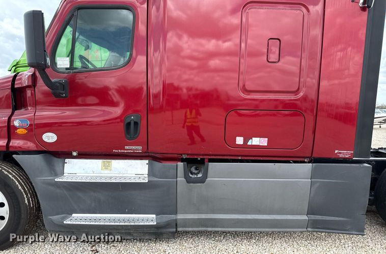 image for item YA0648 2018 Freightliner Cascadia 125 semi truck