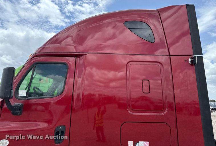 image for item YA0648 2018 Freightliner Cascadia 125 semi truck