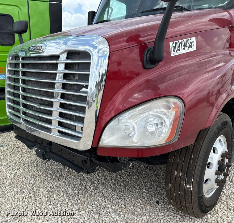 image for item YA0648 2018 Freightliner Cascadia 125 semi truck