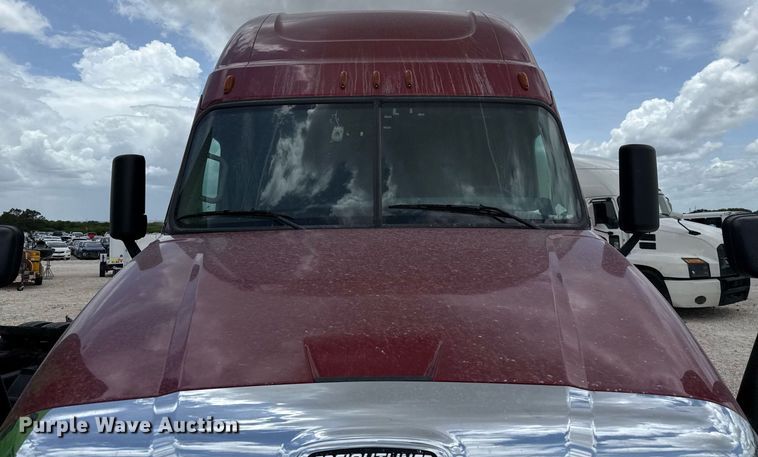 image for item YA0648 2018 Freightliner Cascadia 125 semi truck