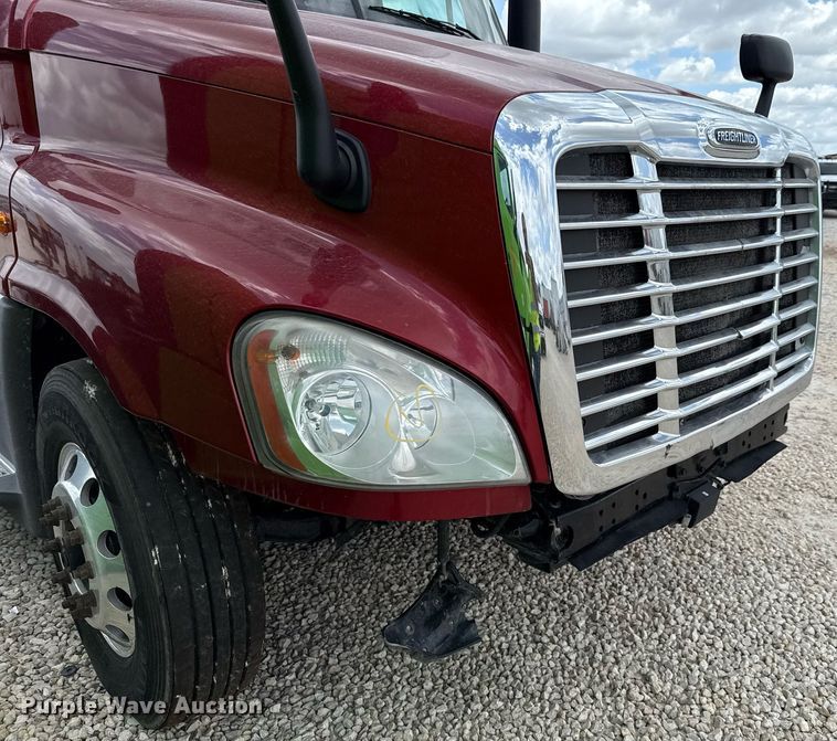 image for item YA0648 2018 Freightliner Cascadia 125 semi truck