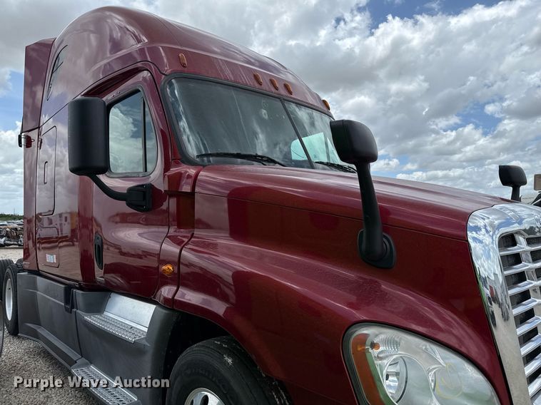 image for item YA0648 2018 Freightliner Cascadia 125 semi truck