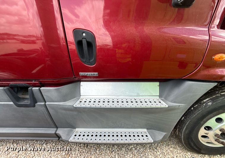 image for item YA0648 2018 Freightliner Cascadia 125 semi truck