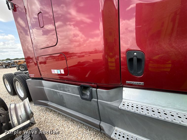 image for item YA0648 2018 Freightliner Cascadia 125 semi truck