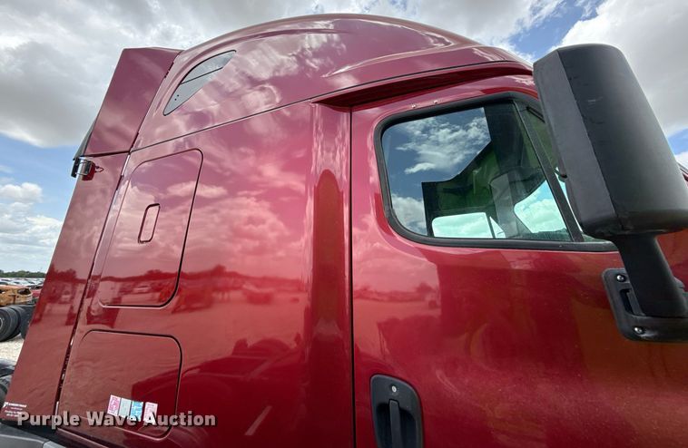 image for item YA0648 2018 Freightliner Cascadia 125 semi truck