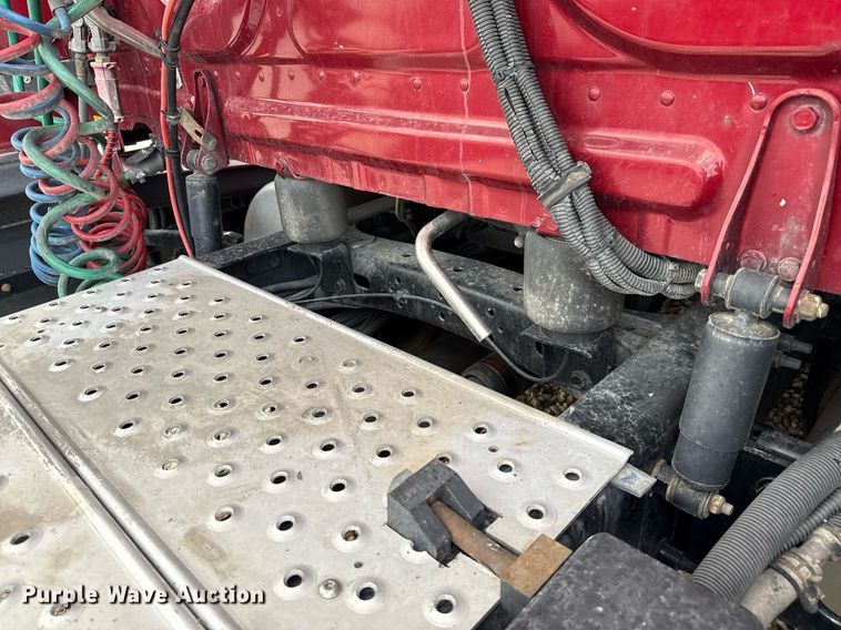 image for item YA0648 2018 Freightliner Cascadia 125 semi truck