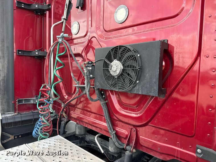 image for item YA0648 2018 Freightliner Cascadia 125 semi truck