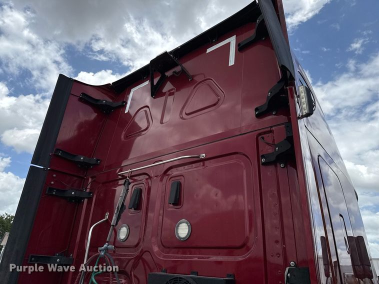 image for item YA0648 2018 Freightliner Cascadia 125 semi truck